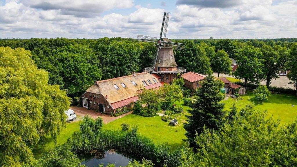 Haus zum Kauf 7 Zimmer 307 m² 5.701 m² Grundstück Holtrop Großefehn 26629