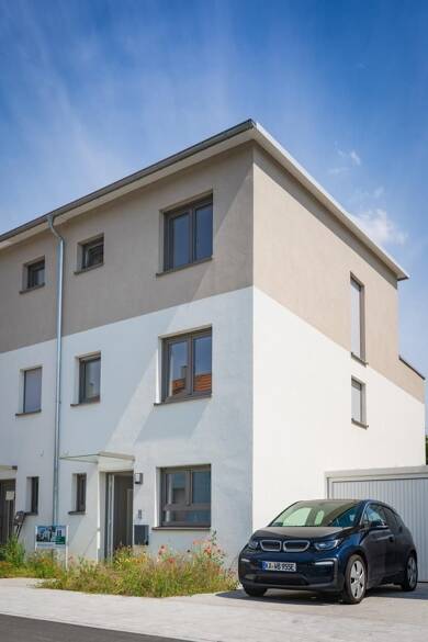 Doppelhaushälfte zum Kauf - Erstbezug provisionsfrei als Kapitalanlage geeignet 462.500 € 5 Zimmer 134 m² 190 m² Grundstück Bahnhofstr. 15-17 Stadtgebiet Sankt Georgen im Schwarzwald 78112