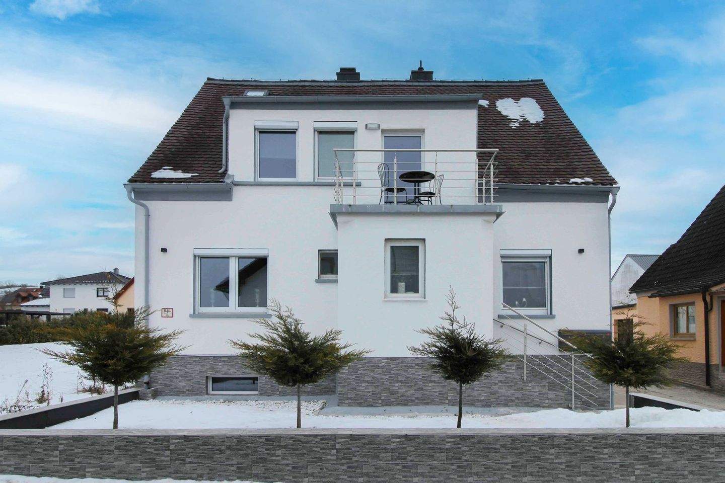 Immobilie in Oberhaid - Modernisiertes Zweifamilienhaus mit bewohnbarem Nebengebäude &  Baugrundstück - Bild 1