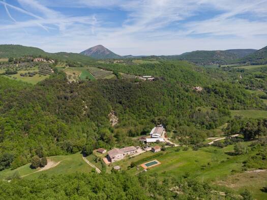 Haus zum Kauf 1.550.000 € 1.600 m² 509.847 m² Grundstück Perugia 06133