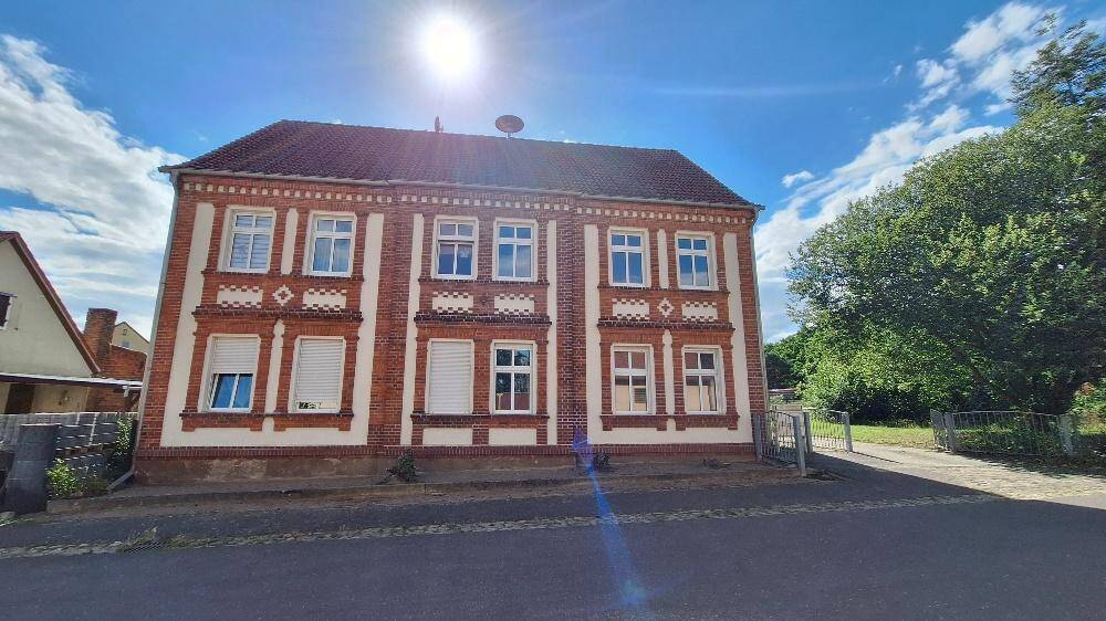 Mehrfamilienhaus mit 4 Wohneinheiten und 5 Stellplätzen im Ortskern von Dörnitz!