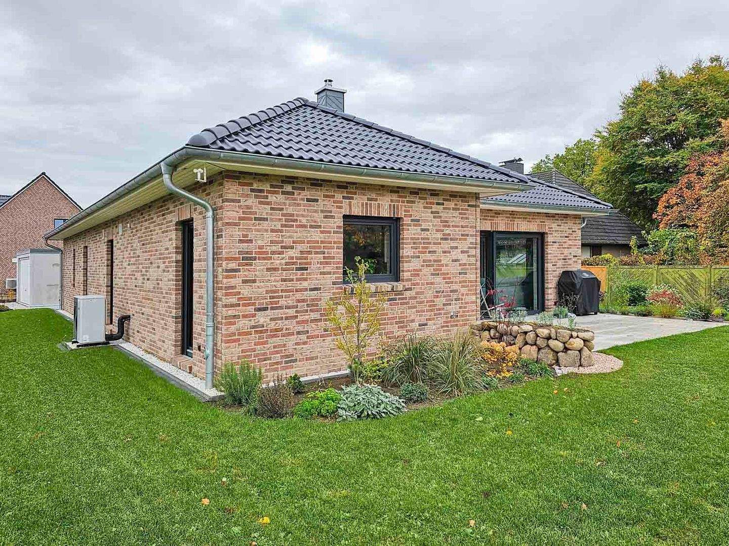 Immobilie in Hartenholm - Komfort auf einer Ebene - 3-Zimmer-Winkelbungalow Niedrigenergiehaus EH 40 mit Wärmepumpe und PV - Neubauplanung - Bild 1