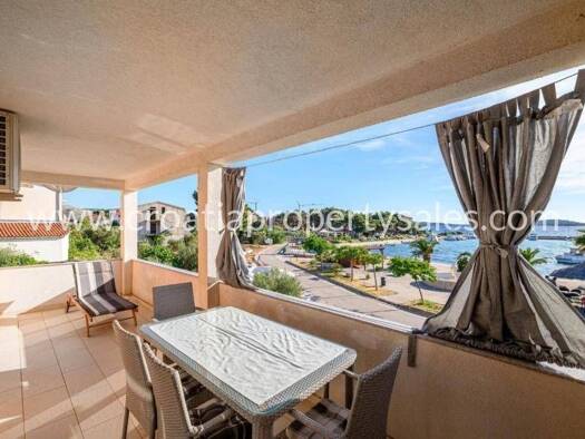 Einfamilienhaus zum Kauf 1.800.000 € 4 Zimmer 220 m² 1.256 m² Grundstück Šibenik 22000