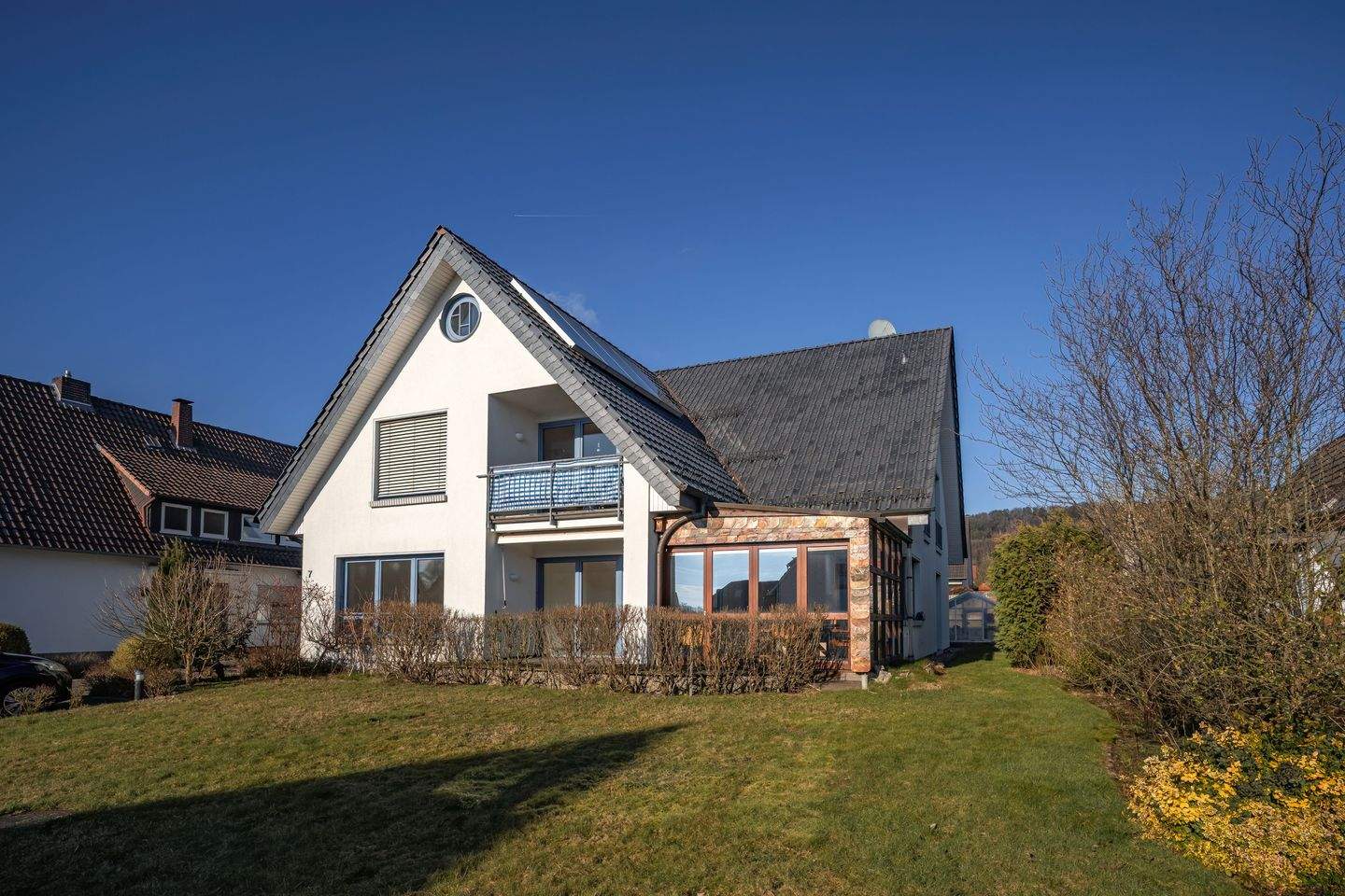 Immobilie in Steinhagen - Viel Platz für Familie oder Vermietung - großzügiges Zweifamilienhaus mit Wintergarten, Loggia und Garten in ruhiger und beliebter Lage von Steinhagen - Bild 0