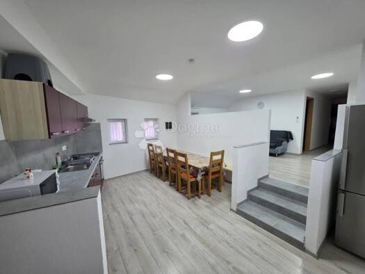 Haus zur Miete 240 € 7 Zimmer 220 m² Strahoninec Strahoninec