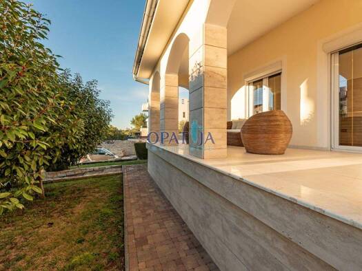 Einfamilienhaus zur Miete 2.600 € 5 Zimmer Zadar 23000