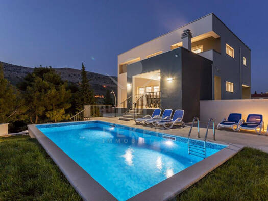 Villa zum Kauf 8 Zimmer 400 m² 585 m² Grundstück Omiš 21310