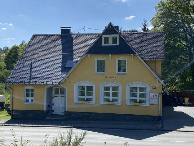 Mehrfamilienhaus zum Kauf provisionsfrei 429.000 € 8 Zimmer 220 m² 2.200 m² Grundstück Hilchenbacher Str. 9 Herzhausen Netphen-Herzhausen 57250