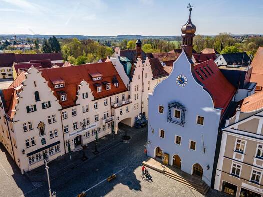 Wohn- und Geschäftshaus zum Kauf als Kapitalanlage geeignet 1.890.000 € 745 m² 995 m² Grundstück Abensberg 93326