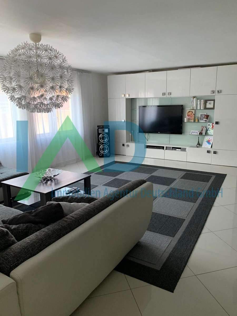 Immobilie in Dettelbach - Zwei Häuser mit Gewerbe, großem Grundstück und Wald - Bild 0