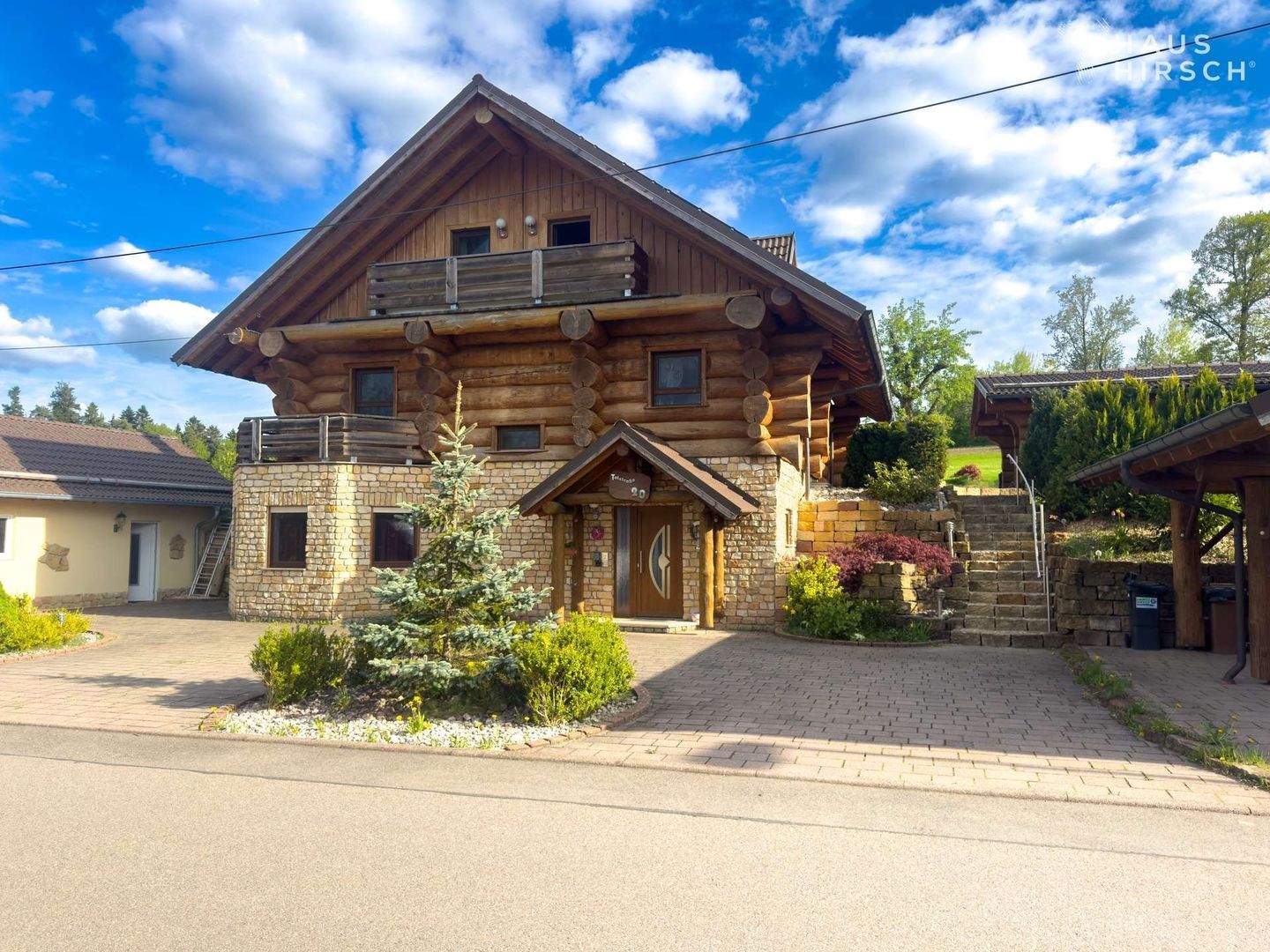 Immobilie in Simmersfeld - Ein Haus wie kein anderes - Douglasien-Stammholzhaus mit Ferienkonzept und Weitblick - Bild 2