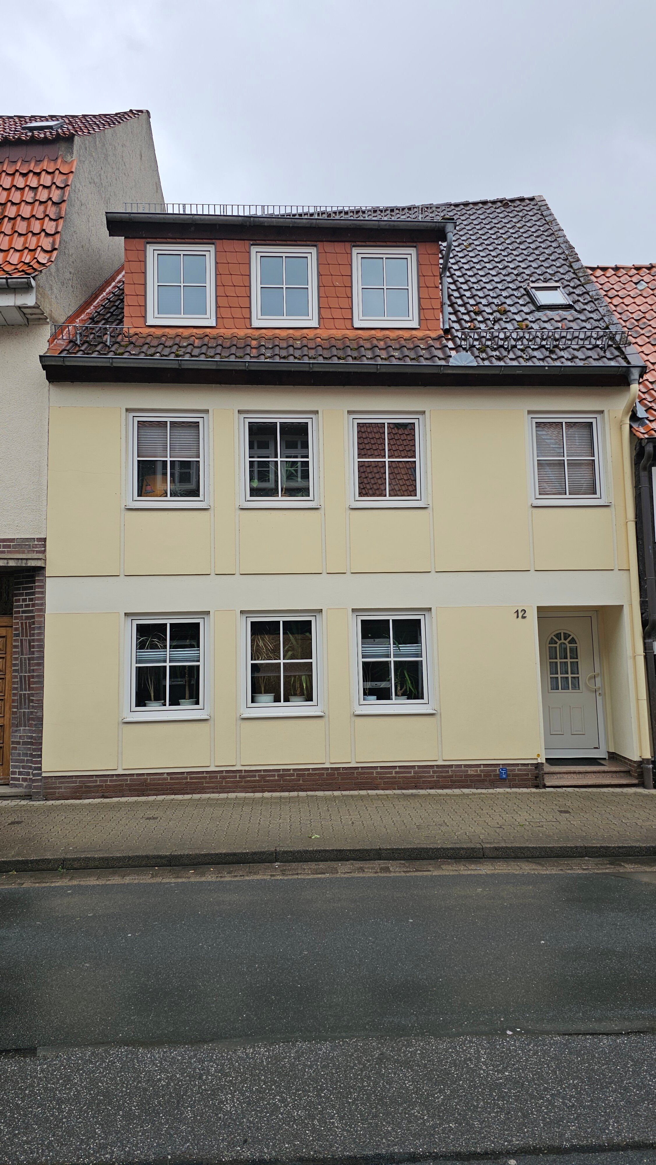 Mehrfamilienhaus zum Kauf 289.000 € 7 Zimmer 212 m²<br/>Wohnfläche 577 m²<br/>Grundstück Bad Gandersheim Bad Gandersheim 37581