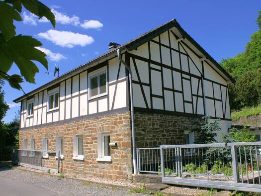 Einfamilienhaus zum Kauf 298.000 € 9 Zimmer 218 m² 1.845 m² Grundstück frei ab sofort Bröleck Ruppichteroth 53809