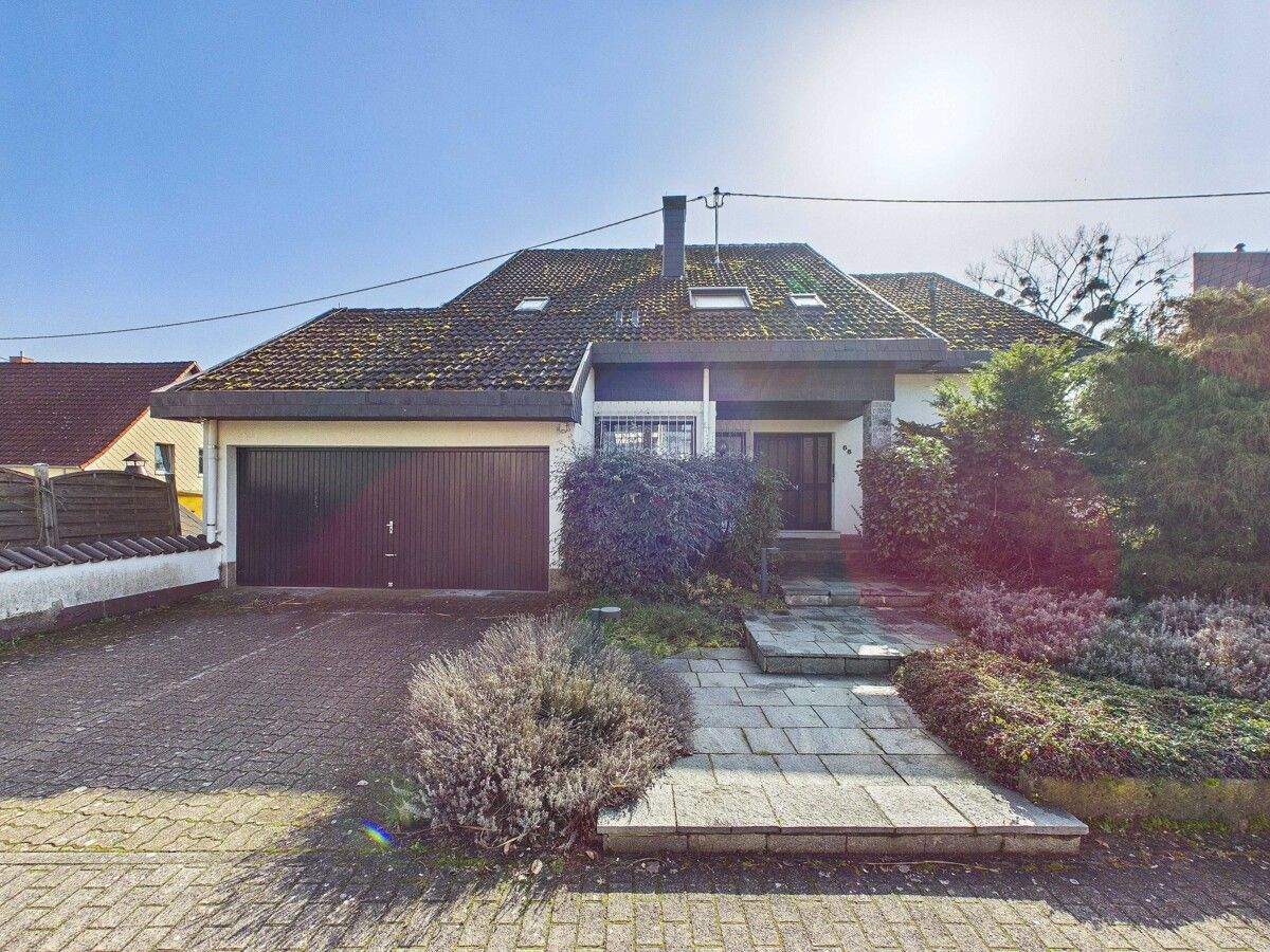 Immobilie in Wallerfangen - Vielseitiges Zweifamilienhaus in Wallerfangen - Bild 1