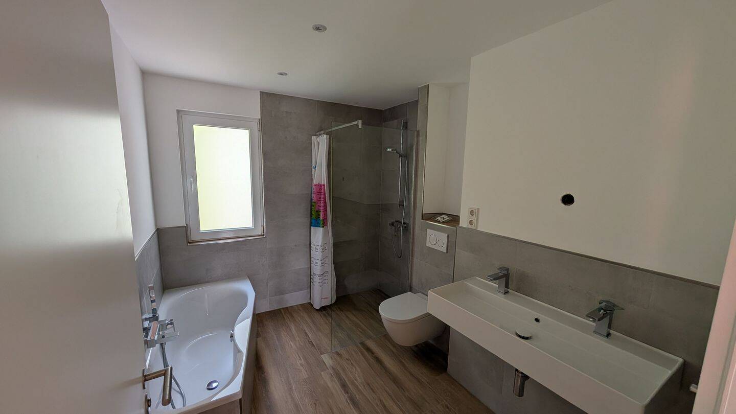 Modern, Renovierte 4 ZKB 100qm + Balkon und Fernblick auf den Wald – Am Emmersberg 106, 66113 Saarbrücken – Vorschaubild 9