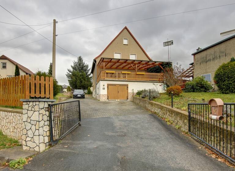 Mehrfamilienhaus zum Kauf 219.000 € 6 Zimmer 147 m²<br/>Wohnfläche 858 m²<br/>Grundstück ab sofort<br/>Verfügbarkeit Am Katzensteig 18a Saalfeld Saalfeld/Saale 07318