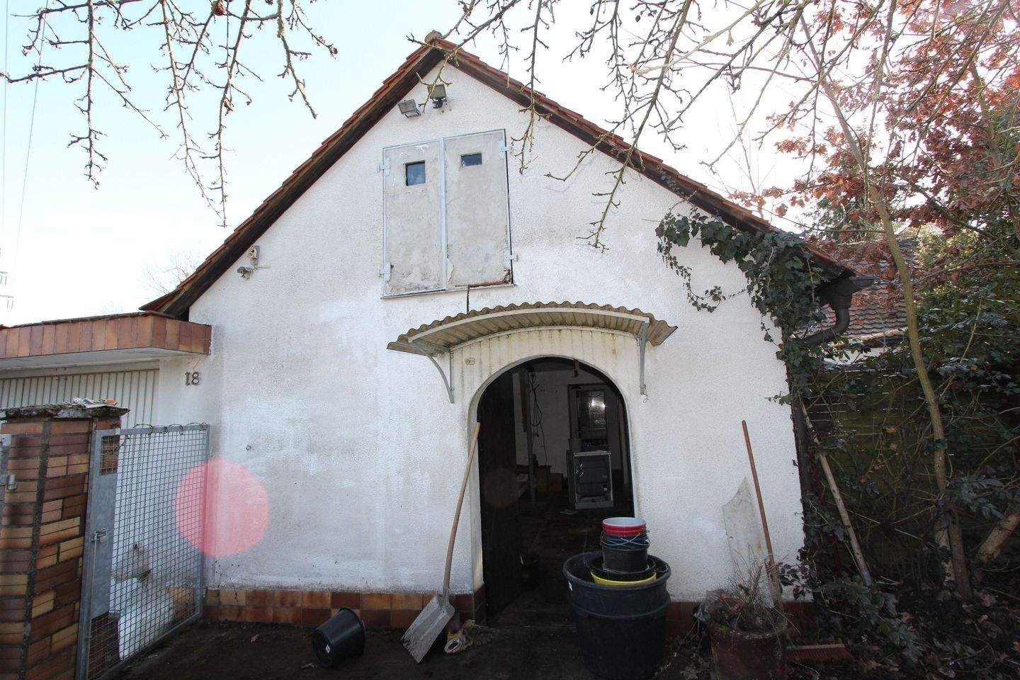 Immobilie in Oberasbach - Renovierungsbedürftiges Wohnhaus mit Nebengebäude in sehr guter Lage von Oberasbach - Bild 1