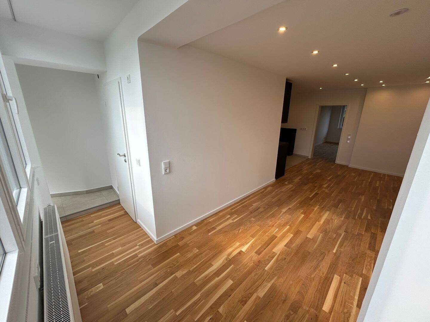 Hochwertig kernsanierte 79m² 3-Zimmer-Wohnung mit 18m² Dachterrasse und Einbauküche – Schloßstraße 80, 40477 Düsseldorf – Vorschaubild 2