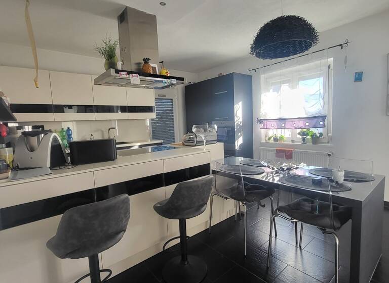 Mehrfamilienhaus zum Kauf 650.000 € 11 Zimmer 270 m²<br/>Wohnfläche 651 m²<br/>Grundstück Trossingen Trossingen 78647