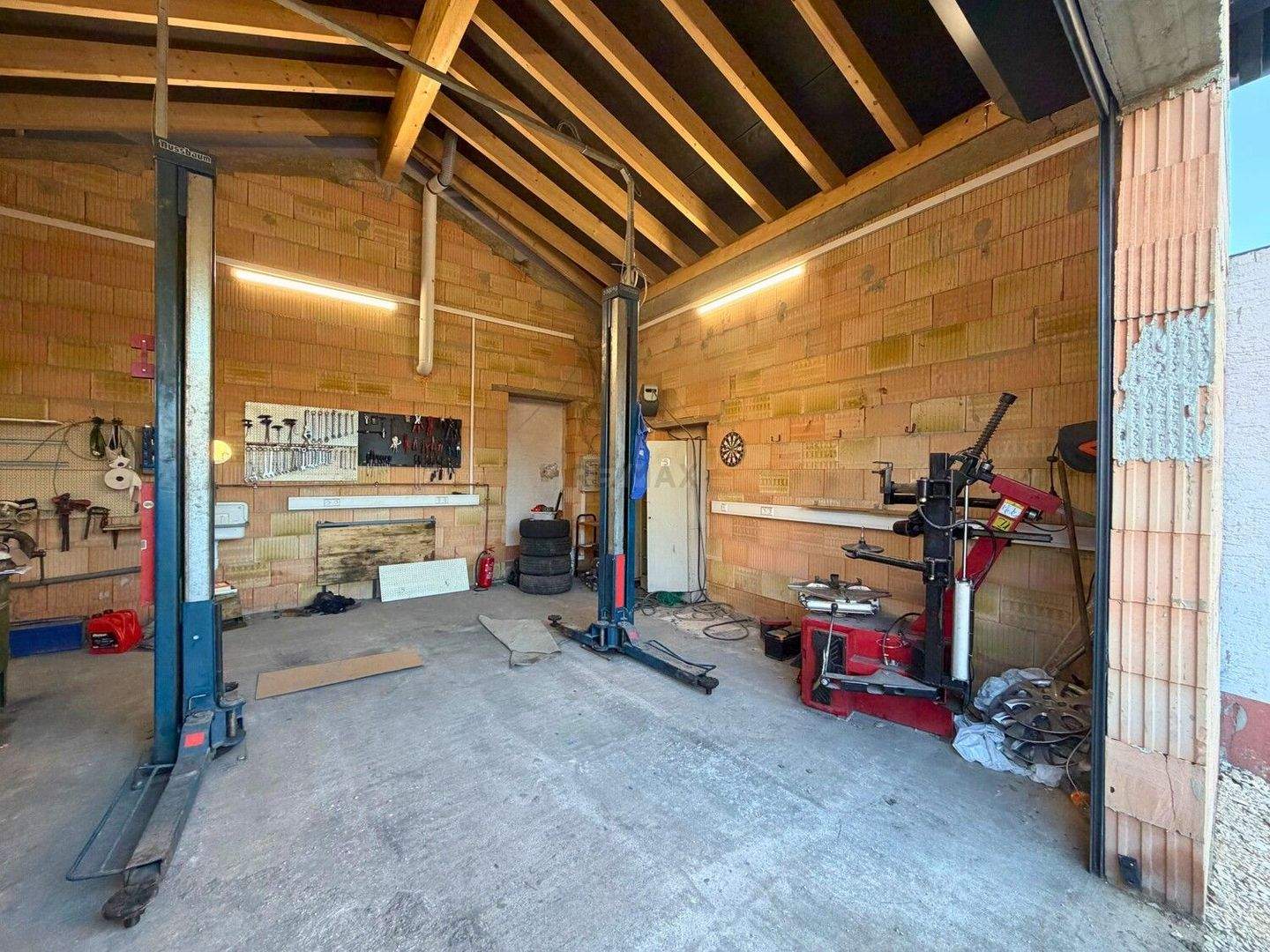 Immobilie in Wangen - Viel Platz für Familie und Hobby! Reiheneckhaus in Wangen mit Werkstatt-Anbau und Garten ! - Bild 2