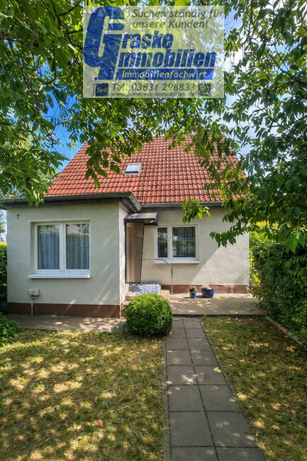 Immobilie in Stralsund - Schaffen Sie sich ein neues Zuhause-gemütliches Einfamilienhaus in Stralsund-ideal für die handwerklich begabte Familie- zu verkaufen. - Bild 0