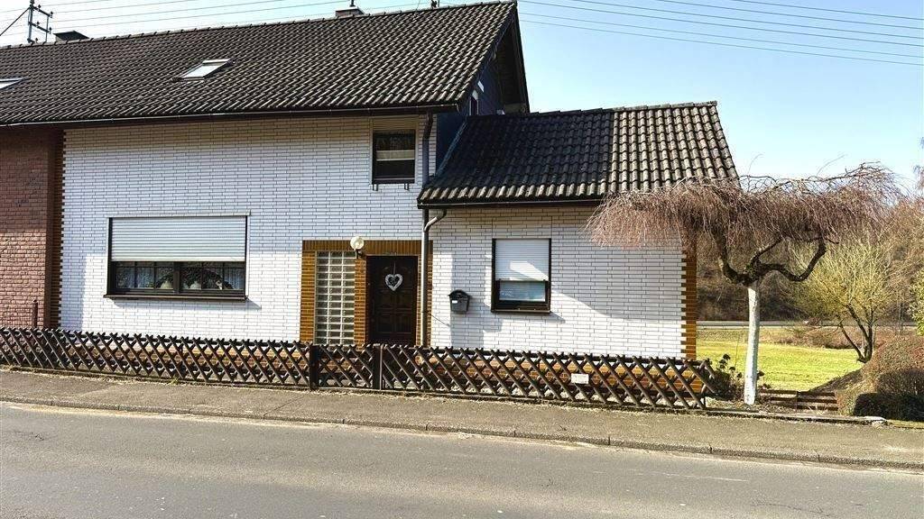 Doppelhaushälfte zum Kauf 129.500 € 6 Zimmer 120 m² 488 m² Grundstück frei ab sofort Steinebach , Sieg 57520