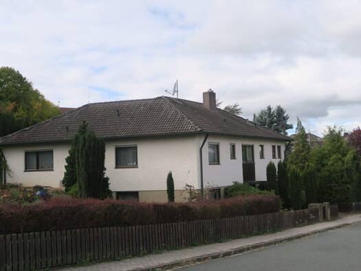 Bungalow zum Kauf 725.000 € 4 Zimmer 138 m² 1.017 m² Grundstück frei ab sofort Zur Heiligen Heid 7 Cadolzburg 90556