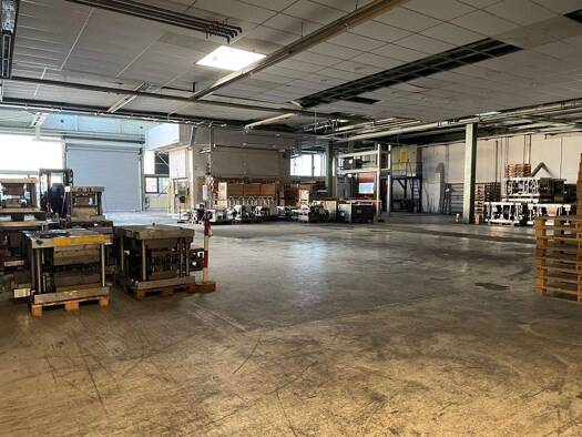 Lagerhalle zur Miete 3,60 € 10.000 m² Lagerfläche teilbar von 500 m² bis 2.000 m² Gewerbestraße Langenzenn 90579