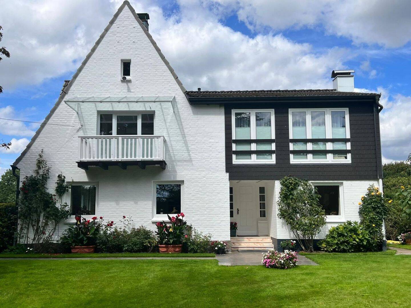 Wohlfu?hloase in idyllischer Lage - Einfamilienhaus mit Pferdeställen und Gästehaus
