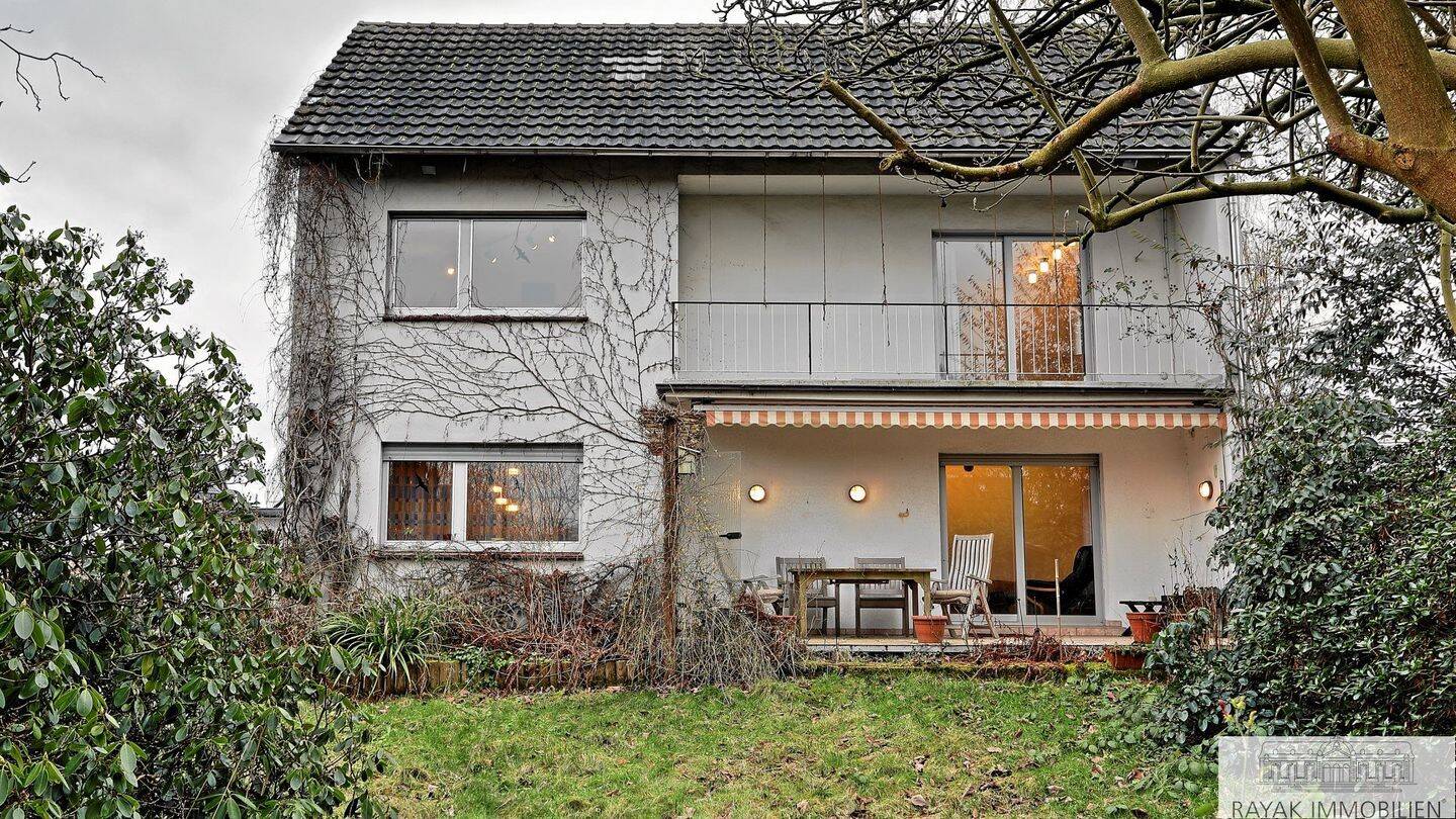 Familienfreundliches Einfamilienhaus mit großem Garten, 7,5 Zimmern & idyllischer Lage in Monheim