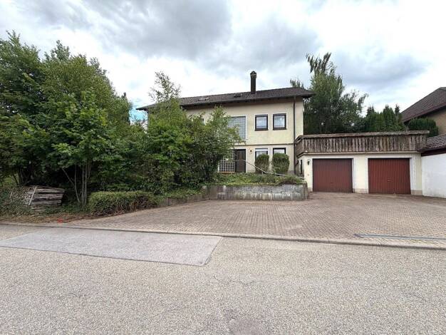 Einfamilienhaus zum Kauf provisionsfrei 298.000 € 9 Zimmer 225 m² 1.001 m² Grundstück Schultheiß-Jäckle-Straße 19 Betzweiler Loßburg 72290