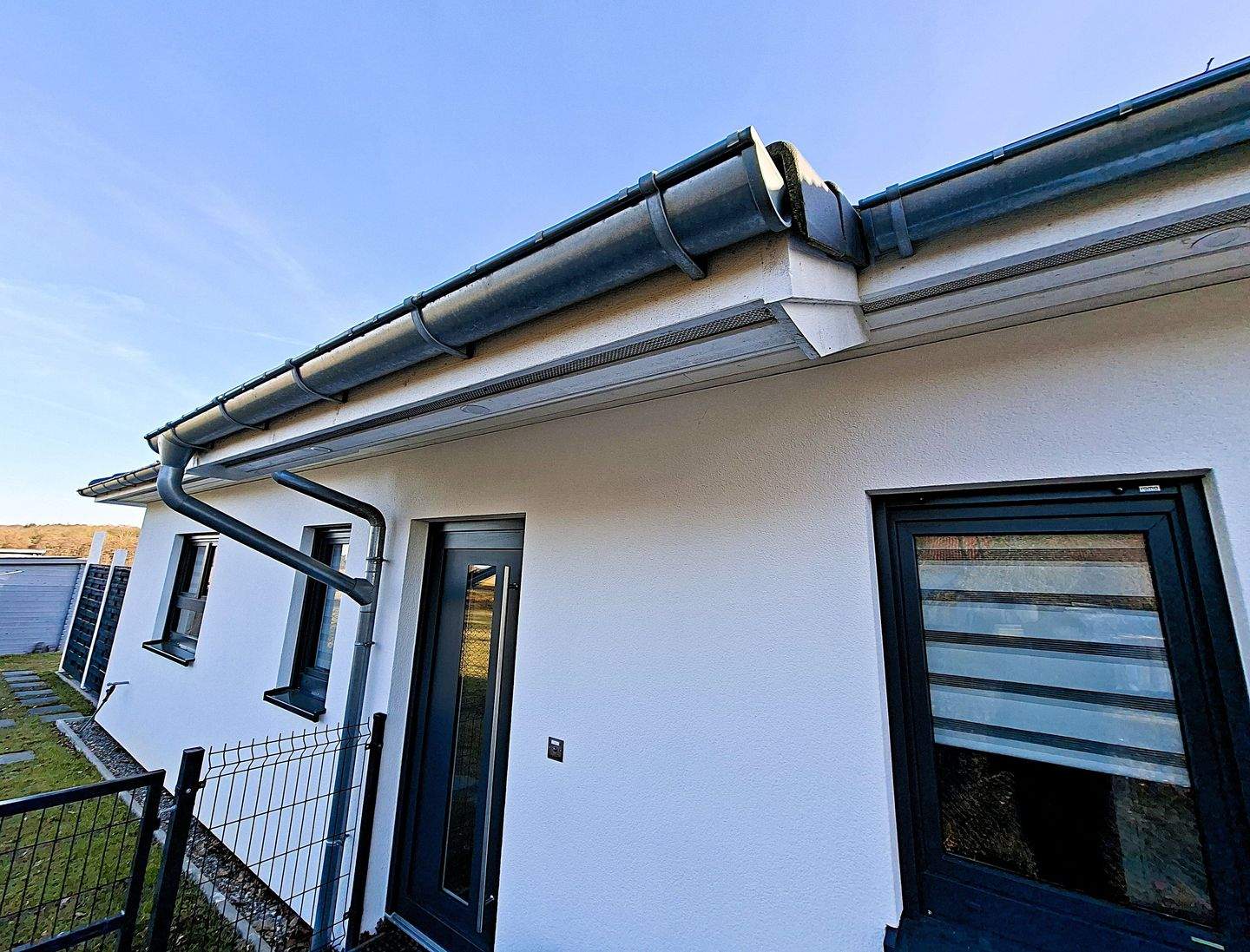 Immobilie in Dettmannsdorf - EH40 (A+) Bungalow von 2023 auf 885m² in 18334 Dettmannsdorf - 113m² Wohnfläche - 5 Zimmer - inkl. Küche, PV, Gartenhaus und wunderschöner Aussicht - Bild 3