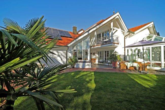 E & Co. - Traumhaftes Architektenhaus mit schönem Garten und Salzwasserpool in einzigartiger Lage