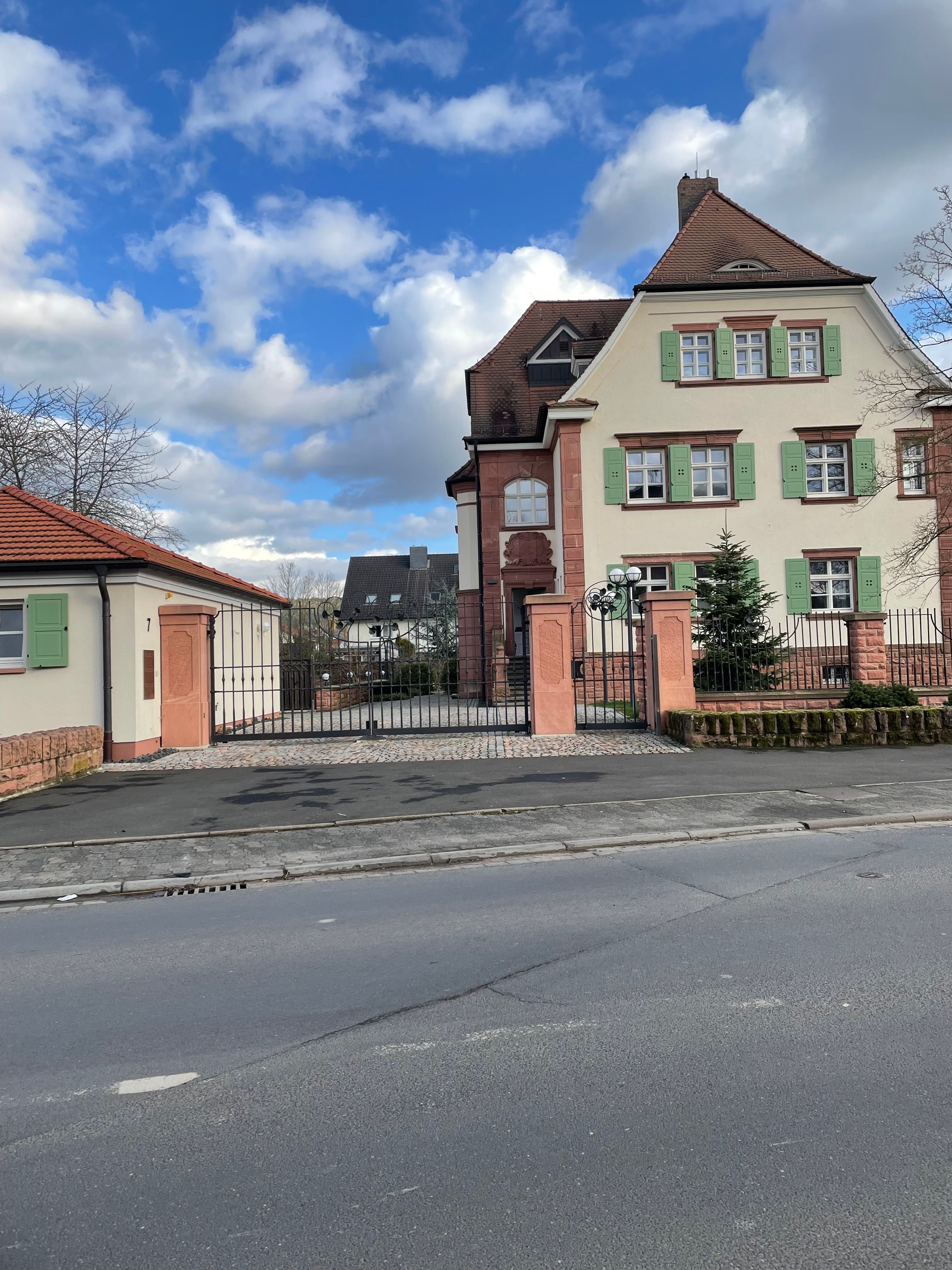 Wohnung zur Miete 1.795 € 3 Zimmer 171 m²<br/>Wohnfläche EG<br/>Geschoss 15.01.2025<br/>Verfügbarkeit Miltenberger Straße 7 Kleinwallstadt Kleinwallstadt 63839