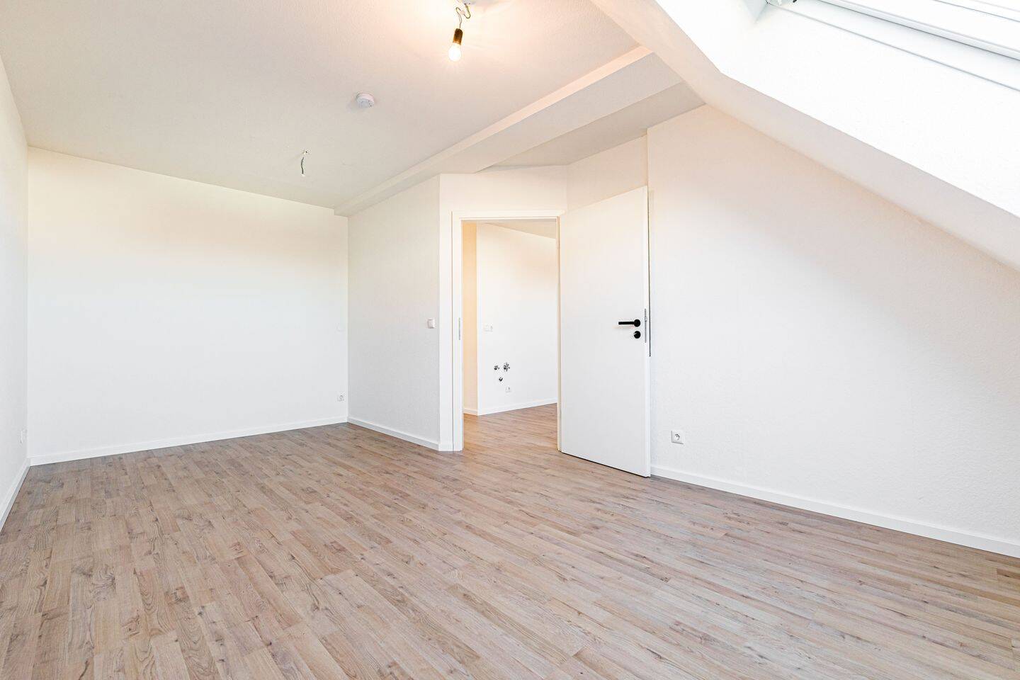 Hoch hinaus: Helle 2-Zimmer-Dachgeschosswohnung - sofort bezugsfertig – Mockauer Straße 18, 4357 Leipzig – Vorschaubild 6