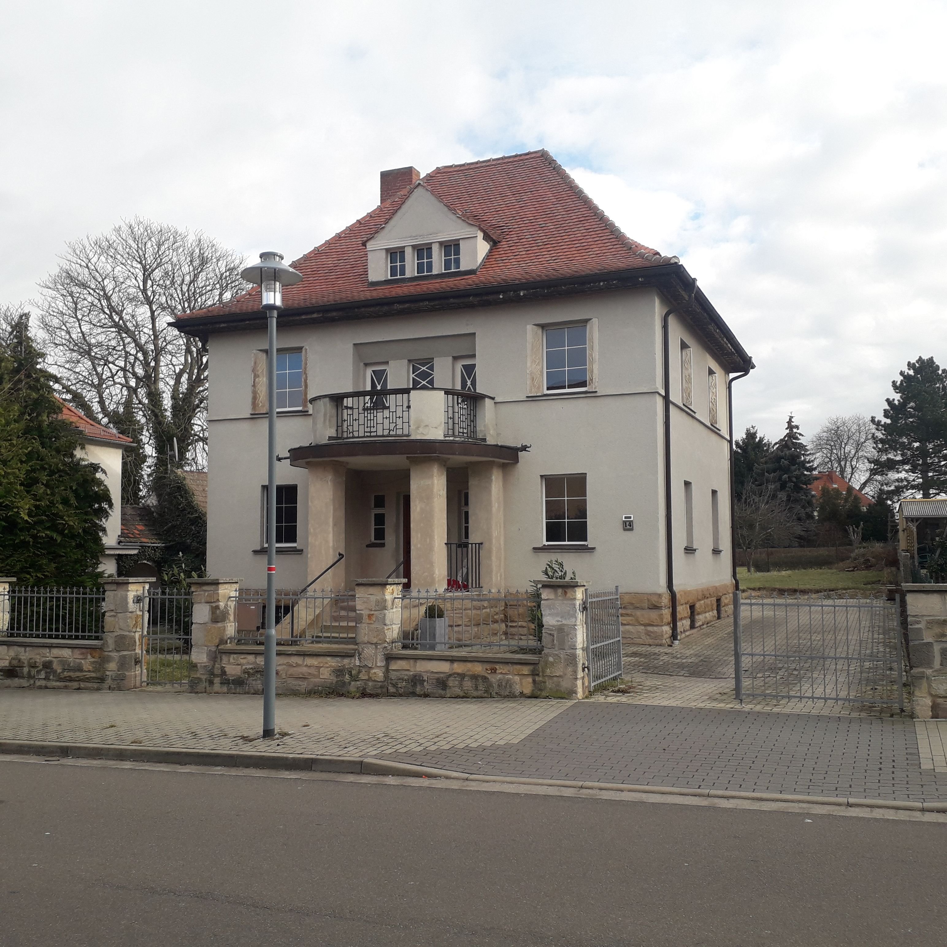 Villa zum Kauf provisionsfrei 450.000 € 6 Zimmer 180 m²<br/>Wohnfläche 720 m²<br/>Grundstück ab sofort<br/>Verfügbarkeit Lindenstraße 14 Hohenmölsen Hohenmölsen 06679