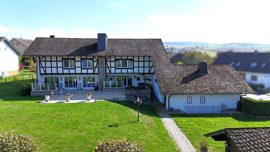 Villa zum Kauf 675.000 € 8 Zimmer 330 m² 2.568 m² Grundstück Frankenau 35110
