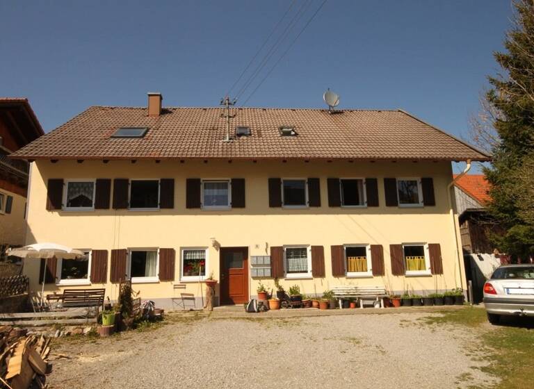 Mehrfamilienhaus zum Kauf als Kapitalanlage geeignet 769.000 € 14 Zimmer 291 m²<br/>Wohnfläche 943 m²<br/>Grundstück Altenstadt Schwabniederhofen, Gemeinde Altenstadt 86972