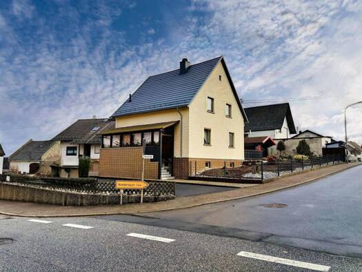 Einfamilienhaus zum Kauf 179.000 € 8 Zimmer 137 m² 552 m² Grundstück frei ab sofort Ewighausen 56244
