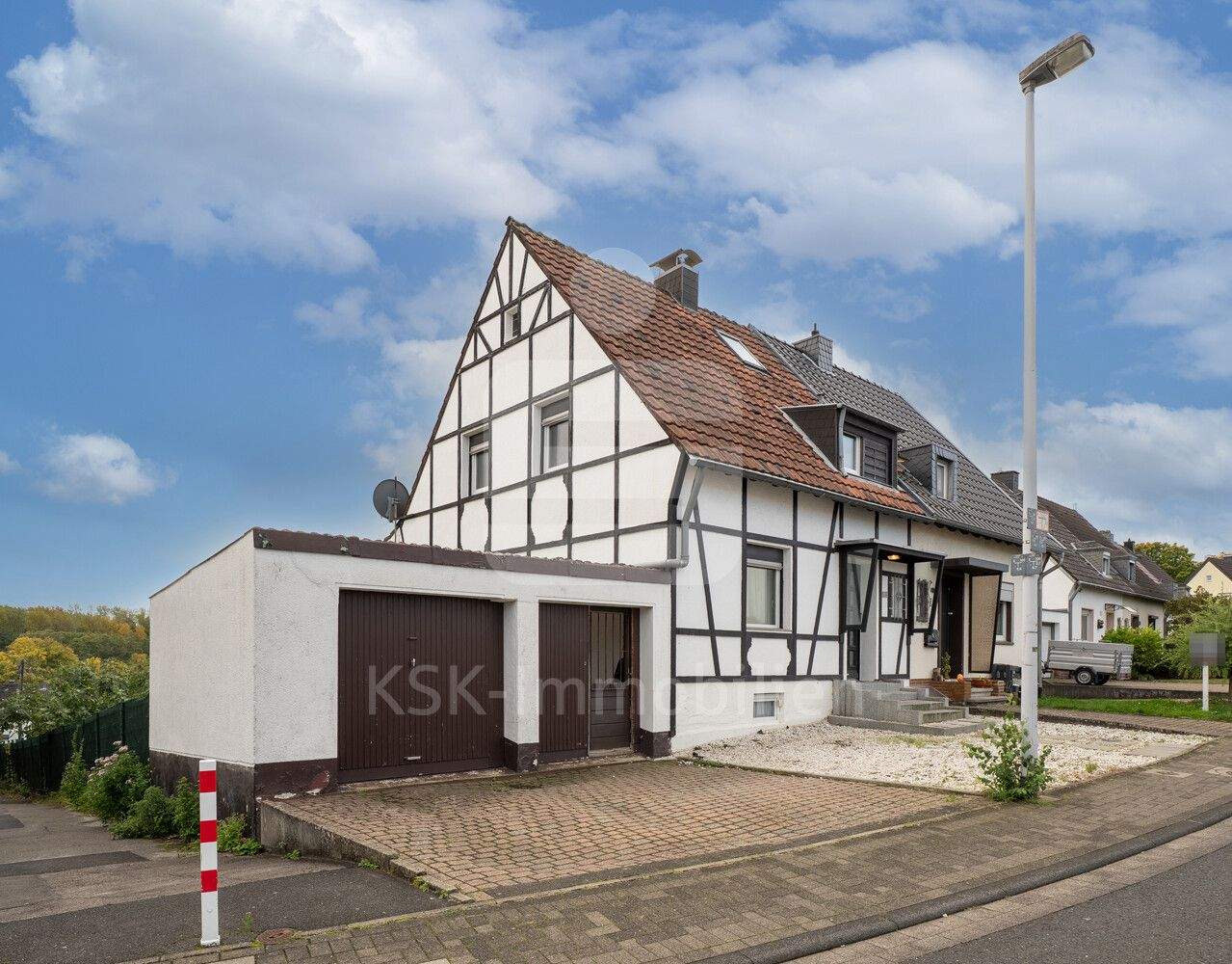 Frechen, modernisierte Doppelhaushälfte mit großem Garten.