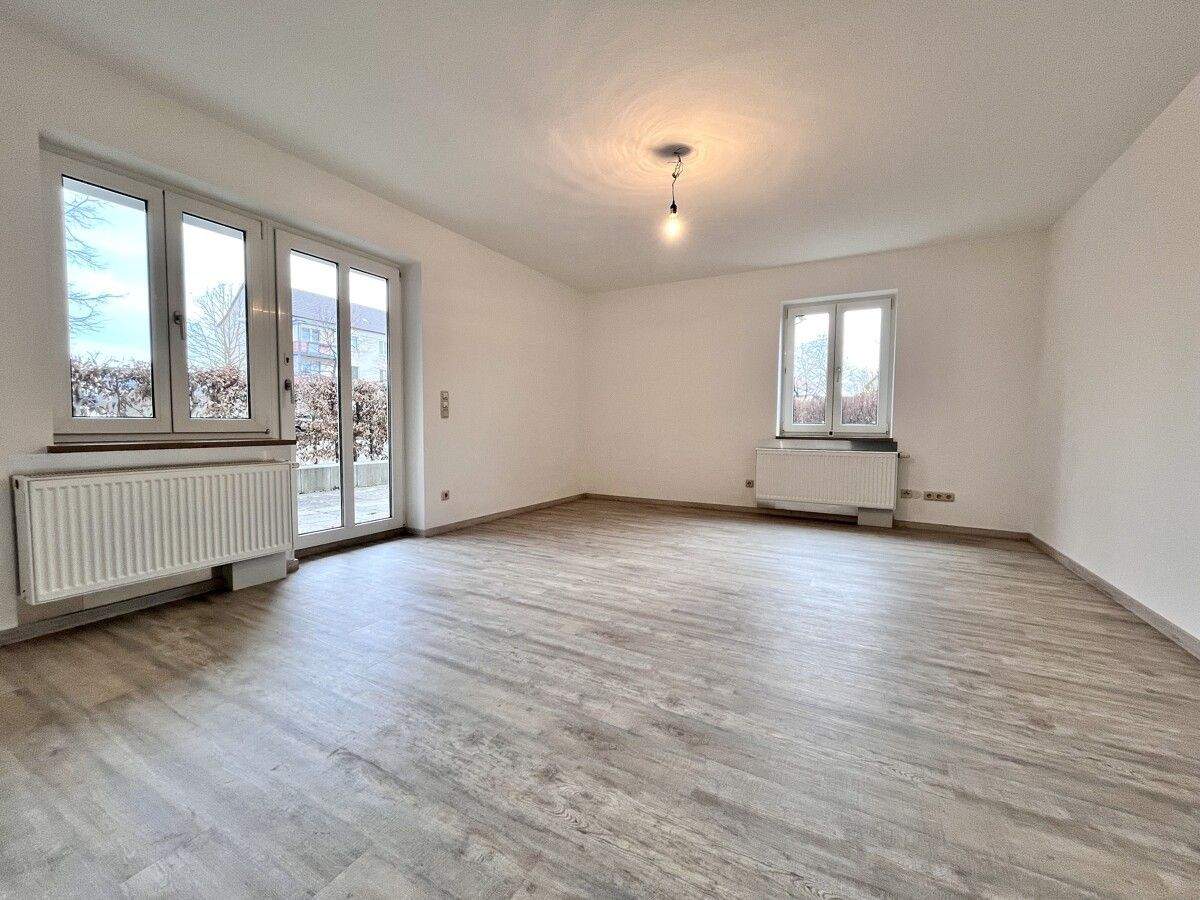 Immobilie in Saalfeld/Saale - Frisch renovierte 3-Raum-Wohnung mit Terrasse und Stellplatz in Saalfeld - FÜR SELBSTNUTZER - Bild 2