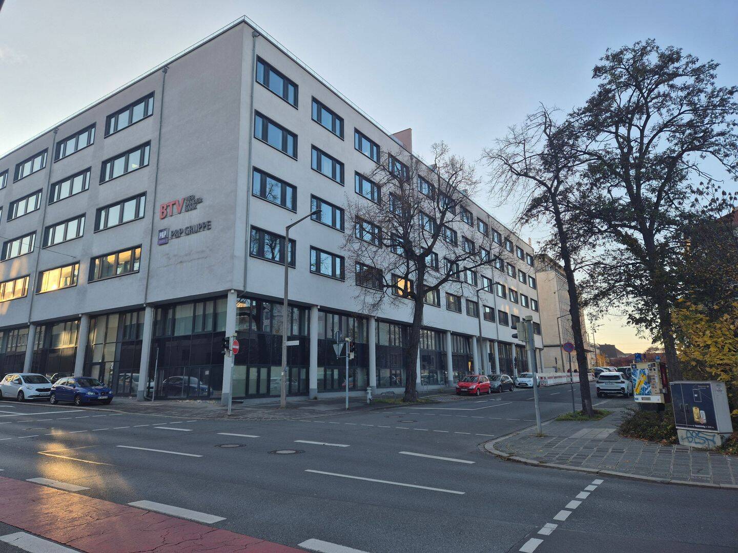 Lichtdurchflutete möblierte 2-Zi.-Wohnung mit Balkon, Lift & TG, zentral zw. HBF & Wöhrder Wiese, 4,44 % Rendite