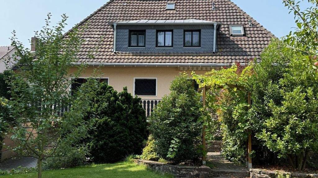 BONN OBERKASSEL freist. Einfam. Haus mit ca. 200 m² Wfl., 841 m² GrSt. Keller, Garage, Baugrundstück