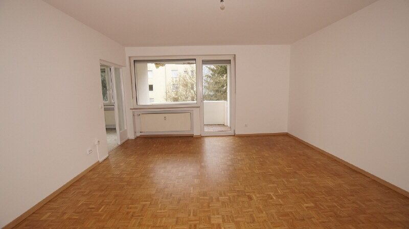 Wohnung zur Miete 750 € 3 Zimmer 87,8 m²<br/>Wohnfläche 2.<br/>Geschoss ab sofort<br/>Verfügbarkeit Planungsbezirk 123 Straubing 94315