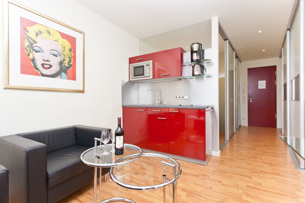 Wohnung zur Miete Wohnen auf Zeit 1.990 € 2 Zimmer 31 m²<br/>Wohnfläche 02.01.2025<br/>Verfügbarkeit Kurfürstendamm Charlottenburg Berlin 10719