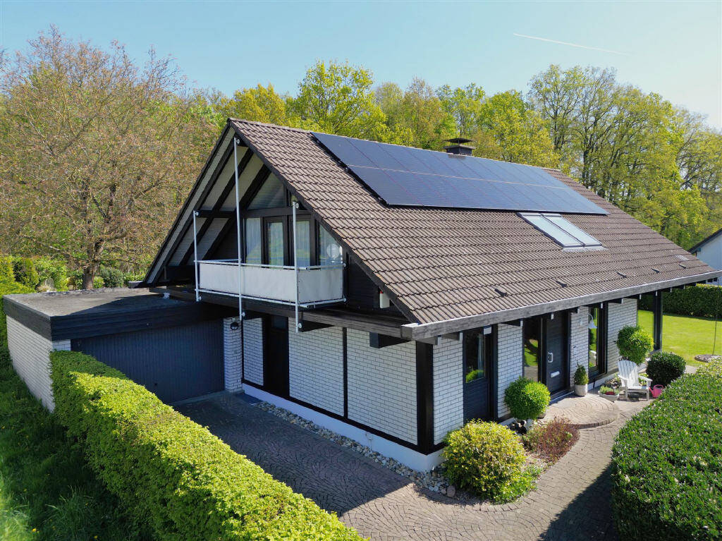 / Stil & Raum: Außergewöhnliches Architektenhaus mit Gartenoase! 