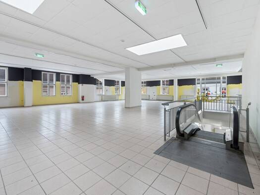 Ladenfläche zur Miete 11,99 € 8,5 Zimmer 520,7 m² Verkaufsfläche Herzog-Leopold-Straße 30 Wiener Neustadt 2700