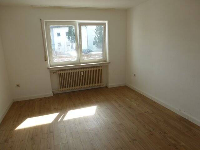 Immobilie in Nersingen - Helle 3-Zi-Eigentumswohnung, 1. Stock, Südbalkon, Einbauküche, Bad mit Fenster, mit 2 Außenstellplätzen - Bild 2