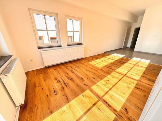 Terrassenwohnung zum Kauf provisionsfrei 289.000 € 3 Zimmer 72,4 m² frei ab sofort Erlanger Straße 11 Heßdorf 91093