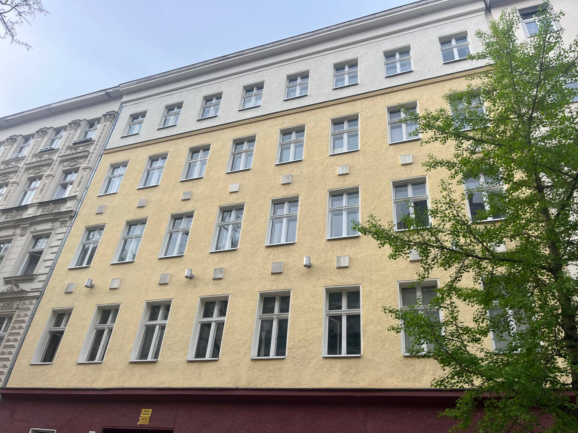 Kapitalanlage - ruhig gelegene, sanierte und gut vermietete Altbauwohnung – Berlin – Bild 1 von 4